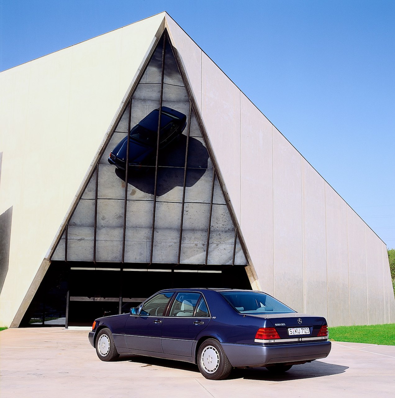 圖5： W140 於 1995 年導入 ESP，軌跡偏移時主動介入穩定車身。